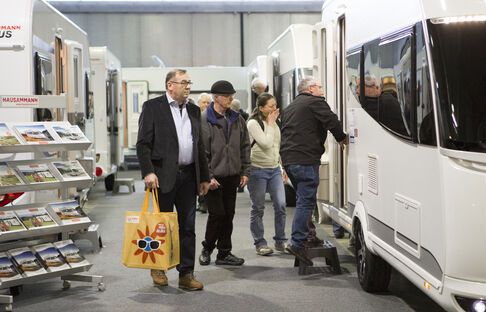 OCA Besucher inspizieren einen Camper