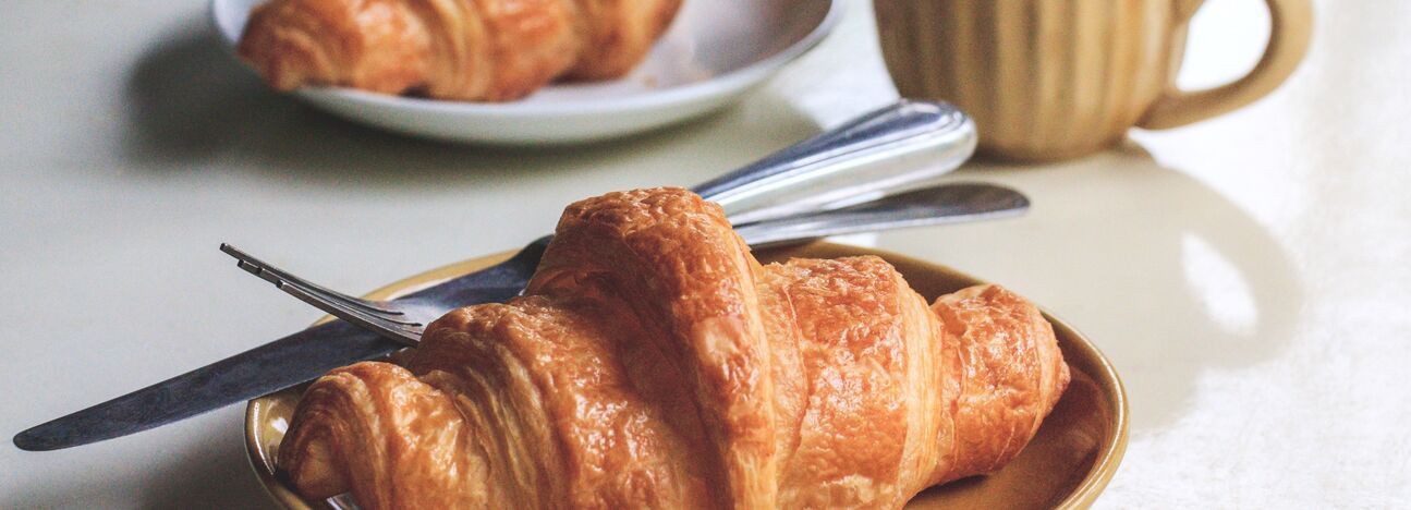 Croissants und Kaffee